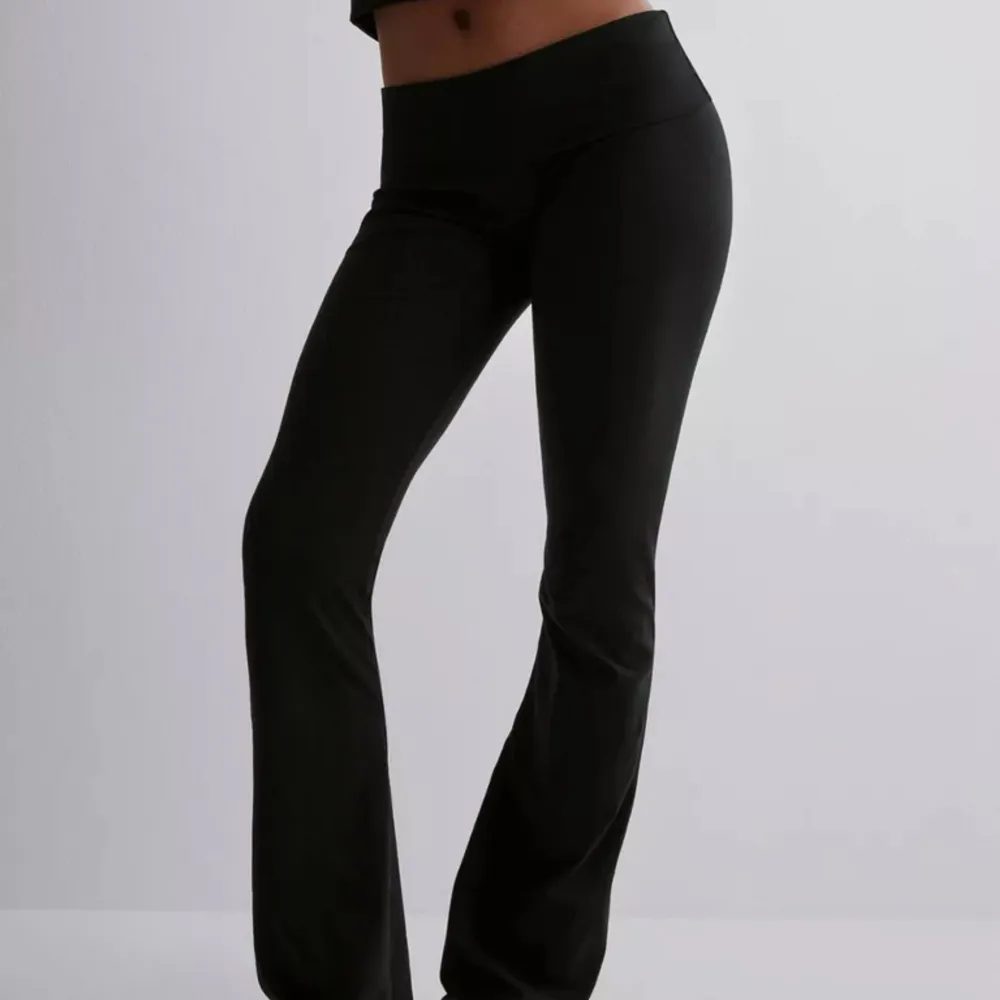 jätte sköna yoga byxor från brandy melville🧘‍♀️💕 tryck gärna på köp nu! skriv för fler bilder💓. Jeans & Byxor.
