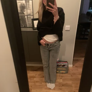 Jeans  - Säljer nu dessa jätte fina grå jeans från madlady ❤️ som nya, använd ca 2-3 gånger! Skriv vid intresse eller frågor😘