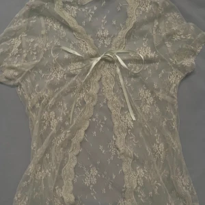 Spets top - Super fin spets top med rosett detalj köpt på vinted