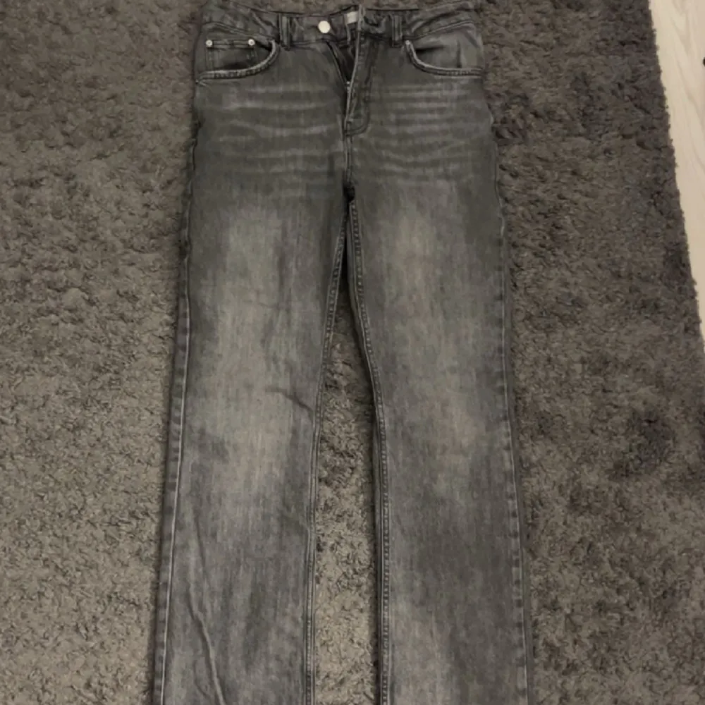 Säljer dessa jeans från ginatricot! Nästan aldrig använda. Dom är midwaist och gråa. Skriv om du är intresserad eller vill ha mer bilder!!! Pris kan diskuteras!. Jeans & Byxor.