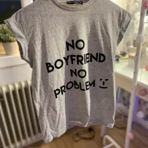 ”No boyfriend no problem” tröja som inte av mig personligen inte har kommit till användning nån gång