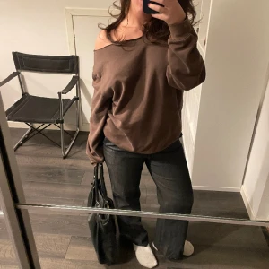 Kostymbyxor  - Utsvängda mörkgråa kostym byxor från Polarn o Pyret 💕