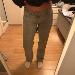 Ljus gråa jeans från Gina tricot, Modellen low straight jeans, Strl 38, Fint skick, inte använda så mycket