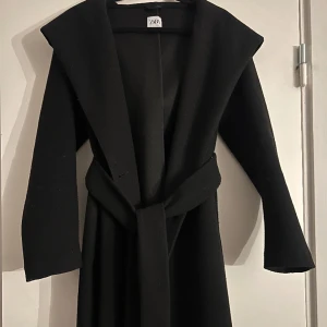 Svart kappa  - Säljer denna fina svarta kappa från zara för 300 kr. Kappan är i storlek xs men passar även för de med storlek S. Den är använd fåtal gånger men är fortfarande i väldigt bra skick, finns inga defekter 💗pris kan diskuteras🤗