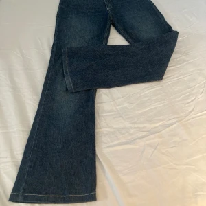 Bootcut jeans - Så himla fina, inga fel vad jag kan se! Står ingen storlek men passar storlek S. Midwaist skulle jag säga men snyggt om man viker ner också. 
