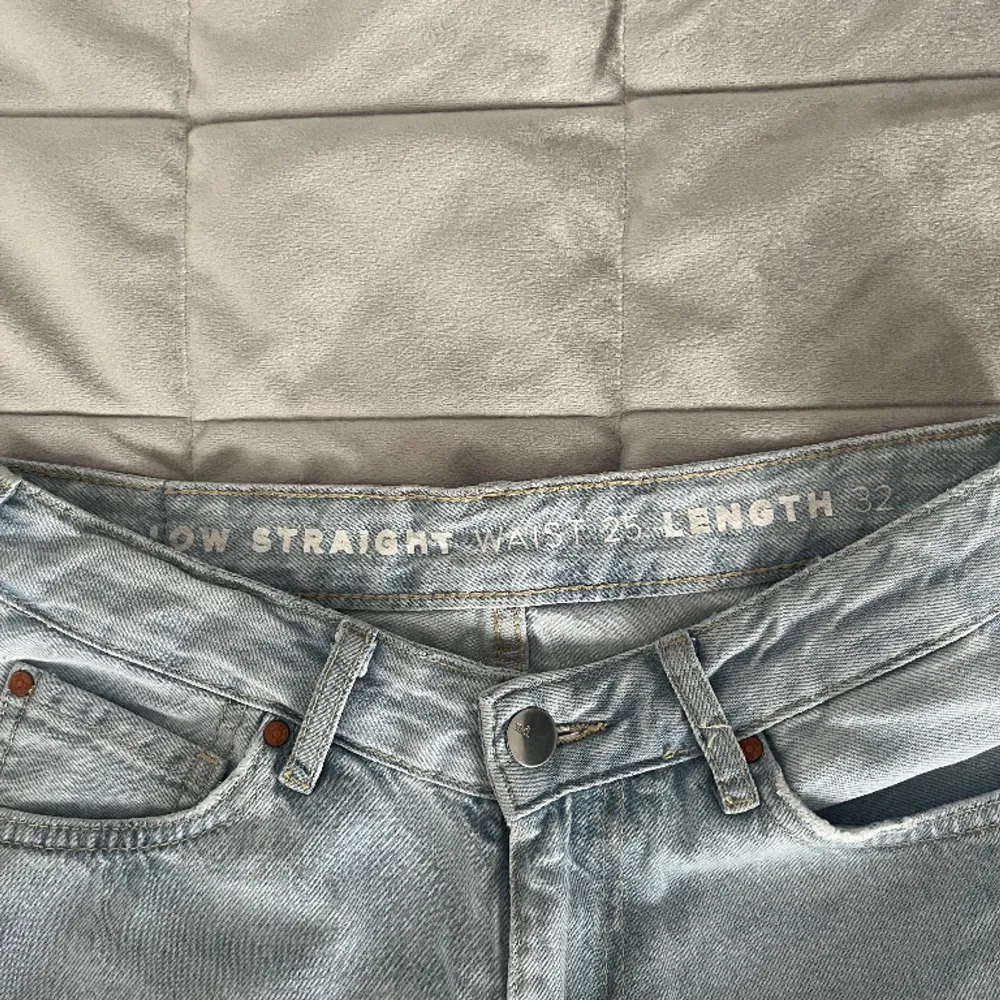 Säker ett par ljusblå low straight jeans från BIKBOK eftersom de är för små på mig!  Köpte för 699 men säljer för 150kr +frakt. Jeans & Byxor.