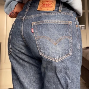 Levis straight leg jeans - Ett par jättesnygga mörkblå Levis jeans med slits längst ner!👖🔥 Jag brukar ha ha w29 och w30 och dom passar mig perfekt och brukar också ha 38 och 40 i midja på byxor👌🏼