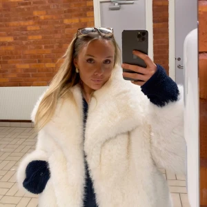 Pälsjacka  - Pälsjacka från zara, så gott som ny med prislapp kvar💗  Jackan är helt slutsåld på Zara. Har uppkommit en defekt på ärmarnas undersida, skriv vidbintresse för bild.