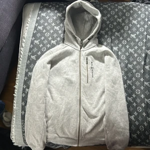 Sail racing hoodie - Tjena, Säljer min Sail Racing hoodie då den inte passar, tröjan har en storlek på 170 barn men passar lätt XS/S, skicket är 8/10 och har inga synliga skador, är flitigt använd, hör av er om funderingar om pris osv! Hoppas du blir nöjd med ditt köp!