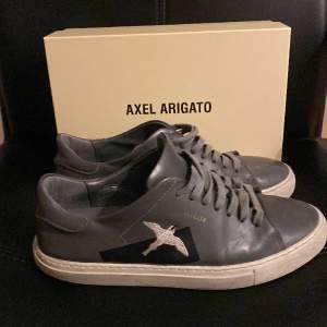 Säljer nu av dessa Axel Arigato skorna för ett mycket bra pris med tanke på produktens skick Skick: 7/10  Storlek: 42  Mitt pris för dessa är 450kr Tveka inte det minsta på att höra av er vid eventuella funderingar