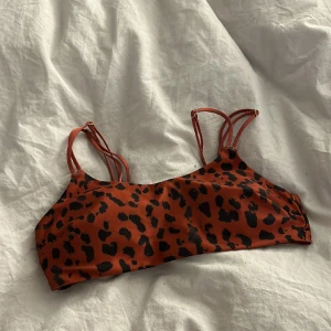 Bikini topp - En cool bikini topp från Hm. Den passar mig som har 70C - 75B i kupa. Säljer för att den inte kommer till användning. Pris kan diskuteras 