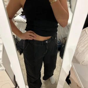 Svarta jeans  - Detta är ett par super coola baggy jeans med fin passform.Jag är 165cm och säljer dessa pågrund av att dem är lite för långa för mig ❤️❤️