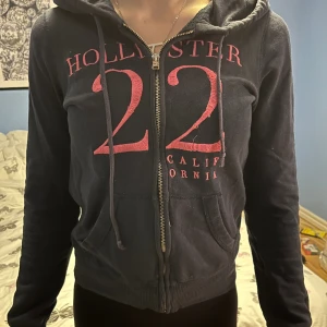 Hollister kofta - Jag säljer min hollisterkofta eftersom den inte kommer till användning längre. Den har några lösa trådar vid de rosa men inga andra deftekter 💞