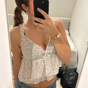 Sommar/vår topp  - Detta är en super gullig somrig topp med blommor.Den är i nytt skick och  den är knappt använd. Jag säljer den då den inte passa så bra på mig men den är super fin på andra!!🥰