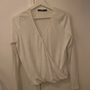 fin vit tröja🤍 - superfin tröja som man typ kan ha till allt! har bara provat så nytt skick. DM för prisförslag, frågor eller mer bilder💕