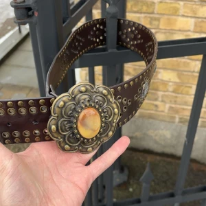 Vintage Skärp / Bälte - Jättesnyggt stort vintage skärp i bra skick och med fantastiskt läder! Priset är diskuterbart! Tveka inte att skriva om du har några fler frågor!! 