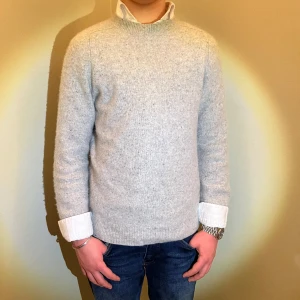 Kasmir tröja - Eftertraktad Kamir tröja i helt nyskick endast använd ett fåtal gånger. Tröjan är i 100% kasmir och jag säljer den för endast 350kr. Hör av er vid några funderingar eller frågor👊👊🤝 