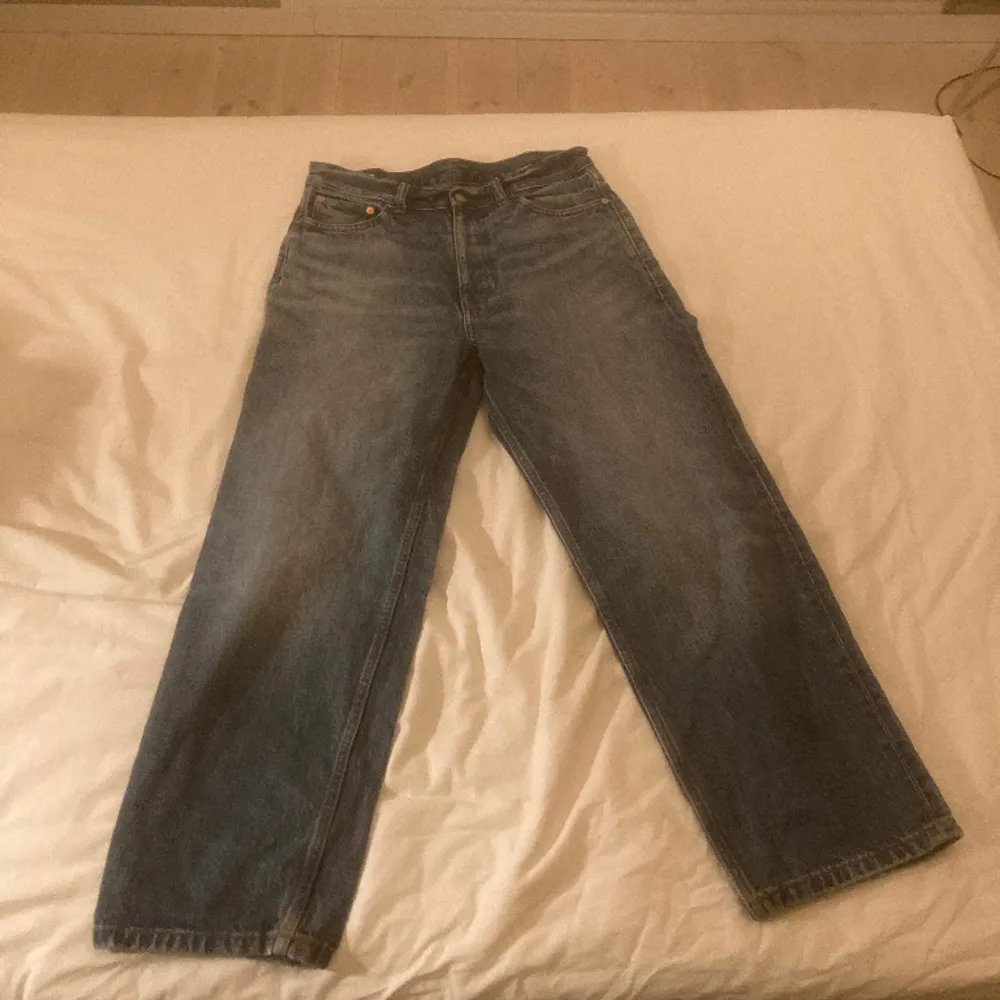 Weekday jeans i modellen galaxy | snygg wash på färgen | Bra skick, inga defekter | Baggy fit | Skriv vid funderingar. Jeans & Byxor.