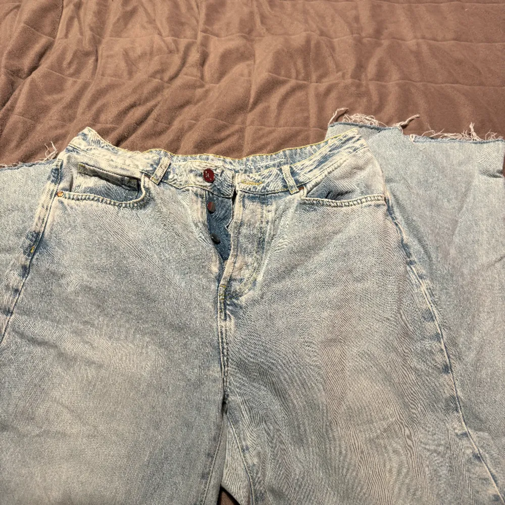 Säljer dessa jeans från bikbok, dem är jätte fina och oanvända sedan 2 år sedan. Storlek 32 jätte vackra.. Jeans & Byxor.