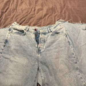 Säljer dessa jeans från bikbok, dem är jätte fina och oanvända sedan 2 år sedan. Storlek 32 jätte vackra.