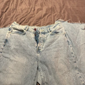 baggy jeans - Säljer dessa jeans från bikbok, dem är jätte fina och oanvända sedan 2 år sedan. Storlek 32 jätte vackra.