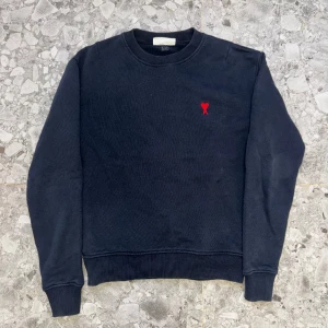 Ami tröja - Svart ami tröja storlek S. Bra skick, inga defekter. Säljer för att den tyvärr blivit för liten. Nypris: 3000