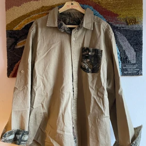 Skjorta - Skjorta som har speciell design med skolbakgrund vid armarna och knapparna🤯