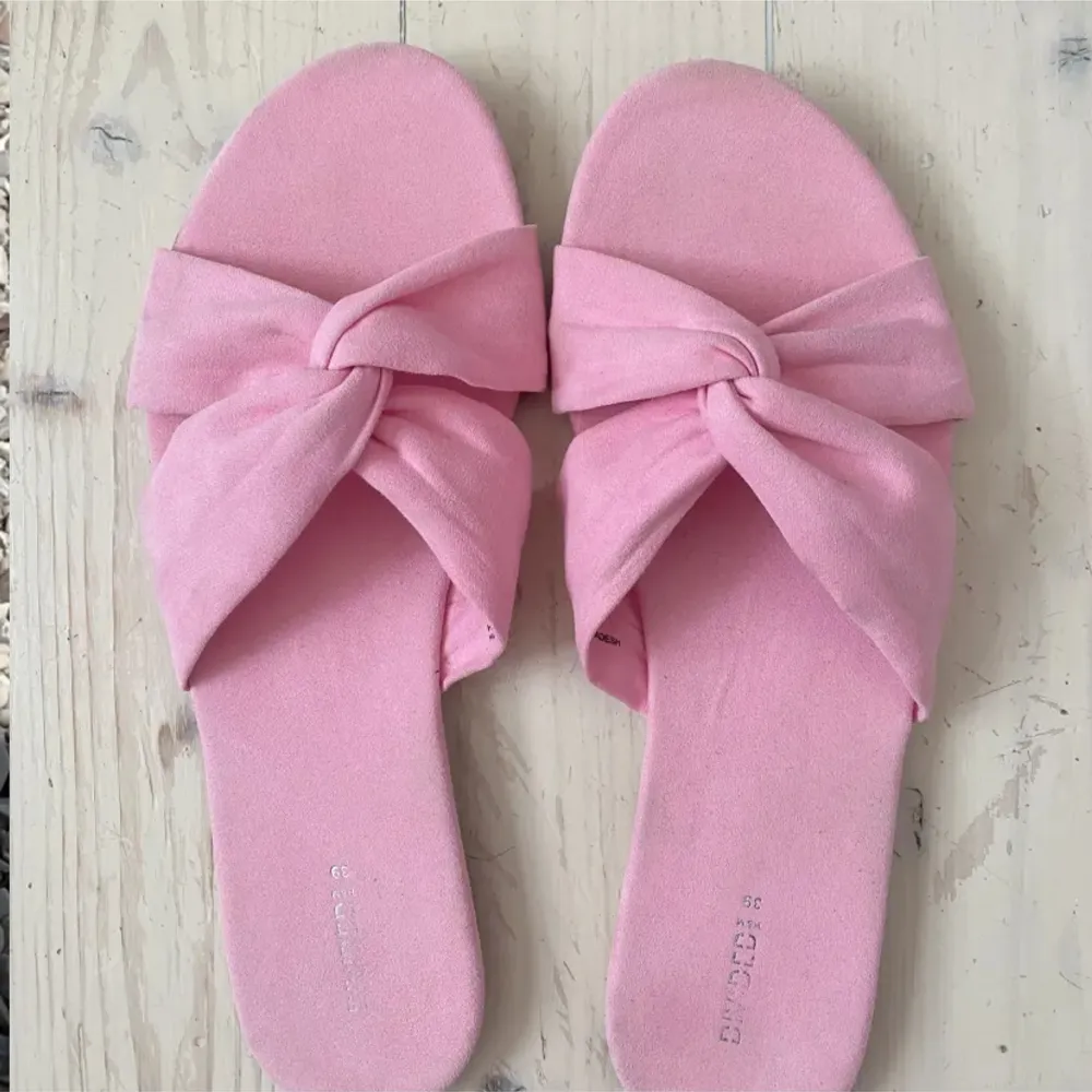Obs: Första bilden är förra ägarens. Jättefina rosa sandaler som jag säljer då de är för små för mig, de är i gott skick men har en liten fläck på vänster sko, vet ej om det går bort i tvätten💕. Skor.