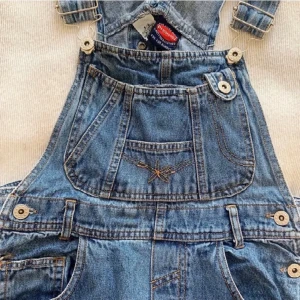 Hängslebyxor - Söta hängselbyxor med bordering! Innebenslängd ca 78 cm • har tyvärr inga bilder på men de är raka i benen!