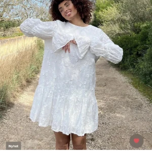 Klänning NA-KD  - Perfekt studentklänning, använd 1 gång och är som ny. Säljer då den inte kommer till användning! 🤍