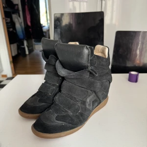 Isabel Marant skor - Säljer mina fina marant skor som användes mest under sommaren 2023. Jätte bra sick och inga defekter. Bara att skriva om ni undrar något💗