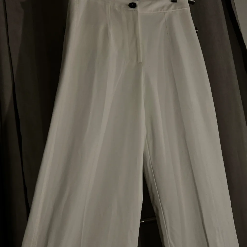 Ett var vita kostymbyxor från Bershka i storlek 38. Har knappast använts.. Jeans & Byxor.