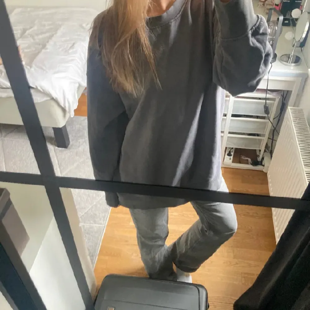 En oversized grå sweatshirt från Zara. Inga slitage eller defekter 🩶. Hoodies.