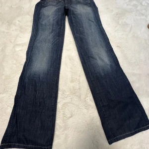 Långa Lee jeans - Säljer ett par långa Lågmidjade  Lee jeans💙 de är breda i benen och har lite längre fickor där bak,     Mått: midja platt 39cm innerbenslängd 85  Det är bara skriva vid fler frågor/ bilder! 🥰