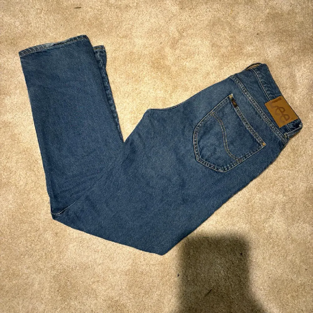 Tvärfeta Lee jeans i storlek 32/34. Tapered jeans och accepterad grish. Mycket bra kvalitet. Hör gärna av dig vid frågor och funderingar!. Jeans & Byxor.