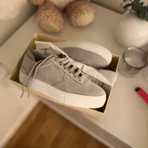 arigato skor - helt nya arigato skor i storlek 38, de är enbart testade. jag säljer pga att de va för stora! skriv för fler bilder💓💓