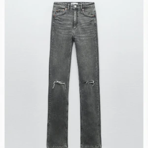 Zara byxor  - dessa byxor från zara är knappt använda. storlek 38 men skulle säga att de passar som 36 också. sitter tighta upptill och går ut något längre med med en slit. köpta för 359kr