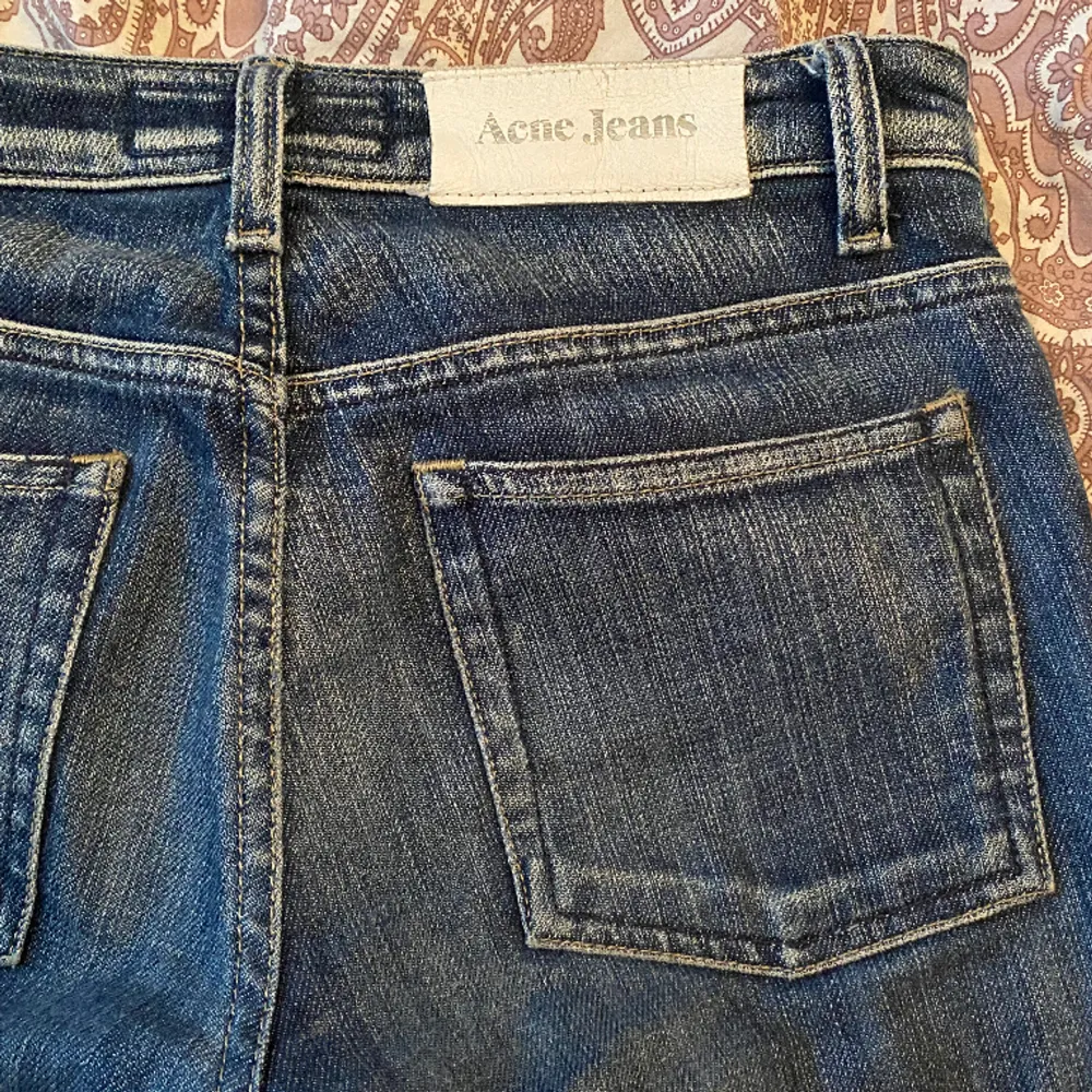 Acne jeans som jag klippt slits på, passar mig som är 160 cm ❤️❤️ p. Jeans & Byxor.