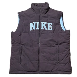 Nike Vintage Vest - Små fläckar men går säkert bort med tvätt annars topp skick!