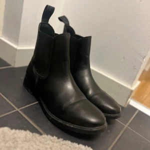 Stövlar  - Bra skick, använda ett par gånger, gö självklart skorna innan jag skickar dom, skorna kostar 1200 säljer dom billigare efter som jag vill bli av med dem för jag använder inte dom längre 