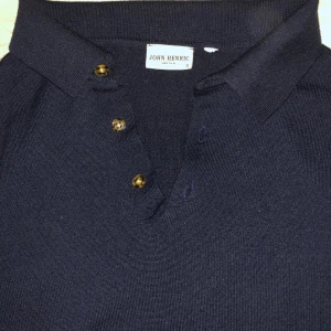 John Henric tröja - Snygg och skön mörkblå tröja från John Henric. Storleken är S och det är 100% merinoull. Skicket är nästan nyskick förutom ett litet hål bredvid lappen uppe vid kragen, syns på bild. Kan absolut lagas om du vill det. Hör av er om ni undrar nått!