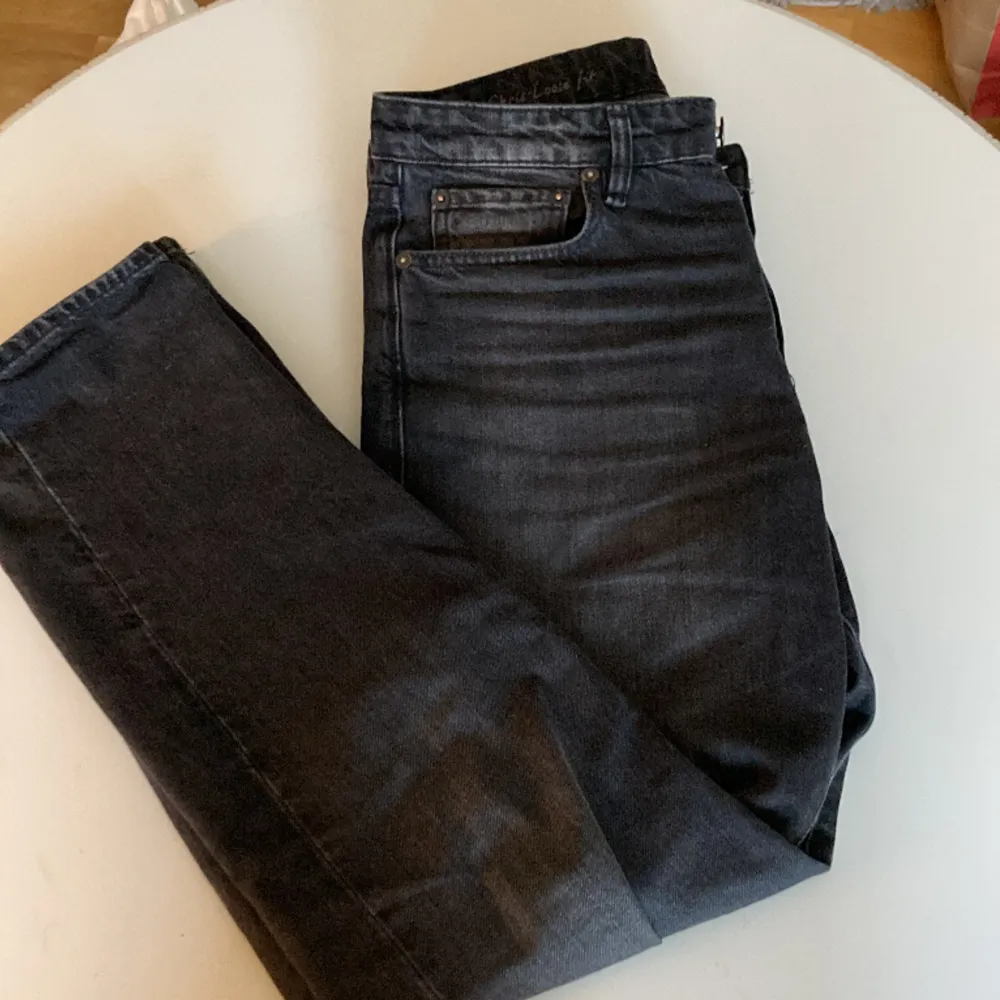 Hej jag säljer ett par jeans som är förlitet väldigt bra skick använd Max 3 gånger svarta . Jeans & Byxor.