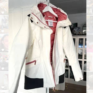 Skidjacka från Kari Traa  - Säljer min superfina skidjacka från Kari Traa i storlek M. Hyfsat ny och endast använd en skidresa säljer på grund av att jag fått en ny i julklapp. Den har snöskydd, luva och massor av fickor, plus vadderad insida. Gratis och spårbar frakt! ☺️