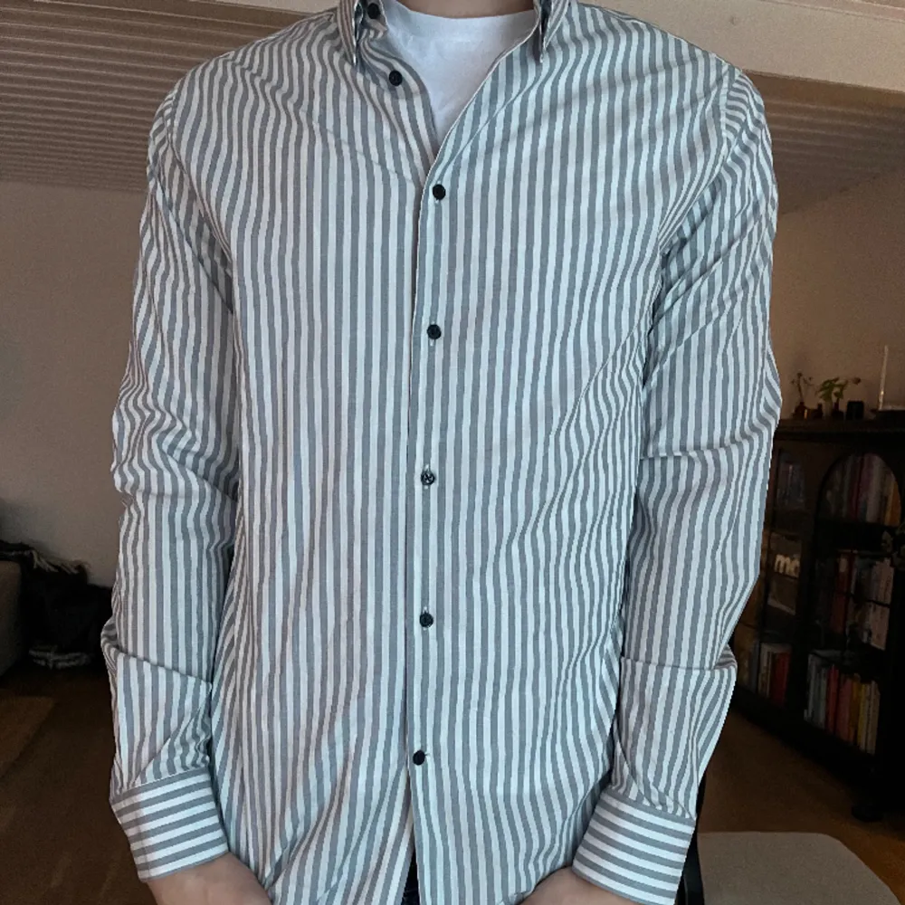 Säljer min oanvända grå/vit randiga skjorta från J.Lindeberg. Helt ny utan prislapp.. Skjortor.