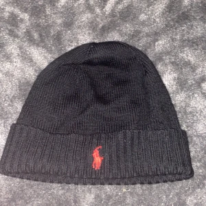 Ralph Lauren Mössa - Ralph Lauren mössa i bra skick! Inte använd mycket alls, säljer för inte har nån funktion av den längre💫