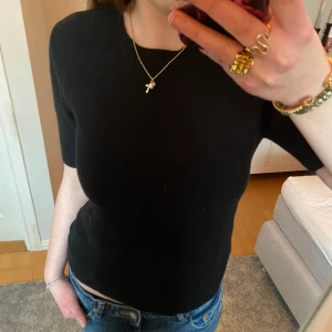 Stickad t-shirt - Softgoat-liknande t-shirt 💕Den är inte finstickad utan lite mer chunky, skriv om ni vill ha närmare bild på materialet.