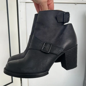 Cobler stövletter storlek 38 - Använda ett par gånger! Nyskick. Cobler stövletter i skinn med utskurna detaljer. Storlek 38