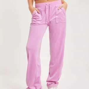 Juicy byxor - Hej! Säljer dessa Juicy Couture byxor i den starkare rosa färgen🥰 SNÖRENA INGÅR EJ DÄRAV PRISET! hör av er för fler frågor!  Nästan aldrig använda! Snabbt köp/direkt köp så står jag för hela frakten❤️