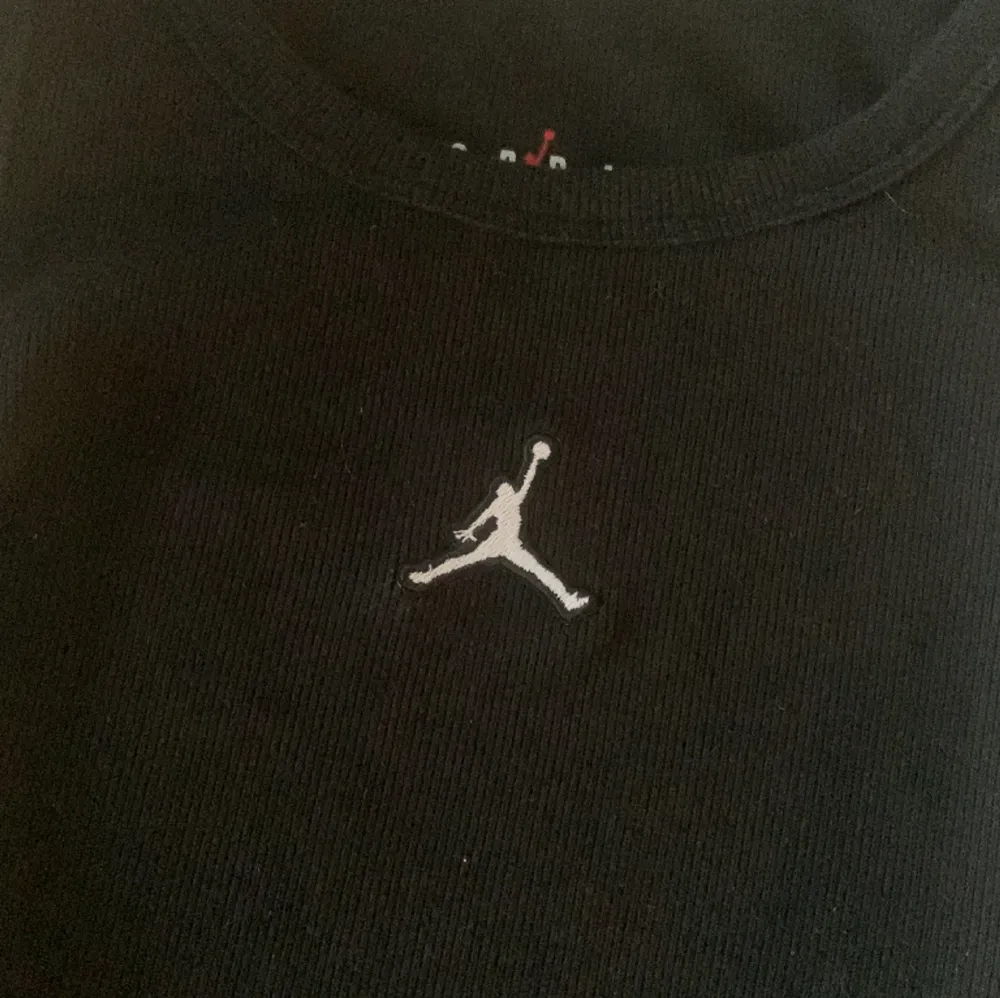 Svart linne i perfekt skick😊❤️ från märket Jordans. Toppar.