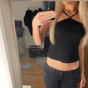 Fest top - Säljer denna tröja från bikbok, nästan aldrig använd.